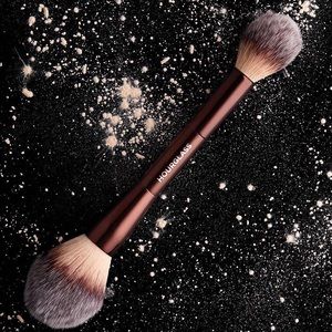 HOURGLASS Veil™ Powder Brush